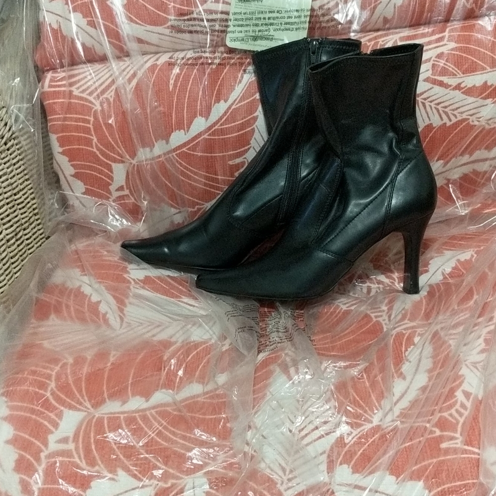 Boots - Picture 4 of 4
